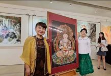 音樂與彩墨的共鳴 簡文秀為陳麗雀畫展獻唱 彩墨畫家陳麗雀(左)致贈「大日如來」佛畫給聲樂家簡文秀(右)。圖/記者宋秉忠攝