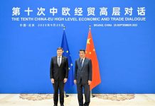 歐盟調查大陸電動車「特斯拉也在內」,中歐高官會談表達「願磋商」 大陸國務院副總理何立峰、歐盟貿易事務執行委員杜姆布羅夫斯基斯,25日主持第十次中歐經貿高層對話。圖/新華網