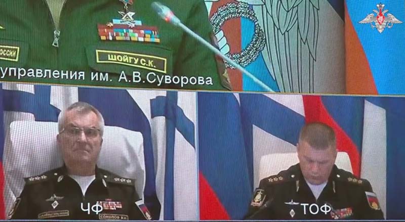 俄國國防部公布影片，顯示黑海艦隊司令索科洛夫（左）26日視訊參加了國防部會議。圖／取自俄羅斯國防部Telegram