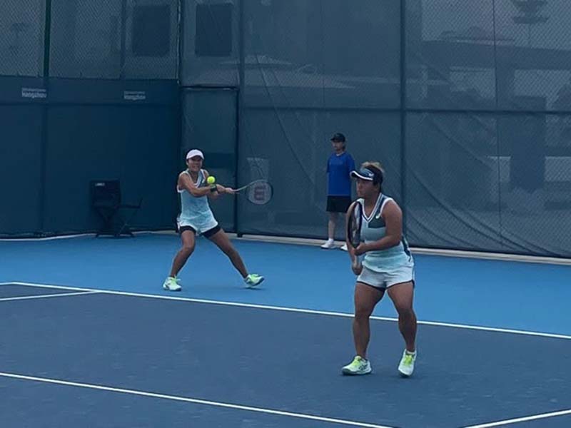 梁恩碩（右）、李亞軒在杭州亞運網球女雙晉級4強。資料照／海碩整合行銷提供