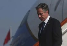 全場驚呆! 布林肯操電吉他 推動「音樂外交」 今年6月訪北京的美卿布林肯,當時《新華社》拍攝布林肯下機「落寞」神情,與如今想推動「音樂外交」形成強烈對比。圖/新華網