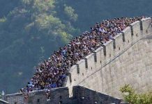 十一假期處處人滿為患 近9億人全國趴趴走 十一長假北京萬里長城人潮洶湧。圖/搜狐網