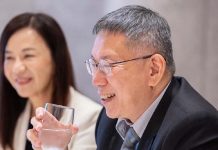 柯P副手敲定?訪矽谷「鄒開蓮坐一旁」 柯:時間到了就知道 民眾黨總統參選人柯文哲展開「美西產業之旅」,首站參加「舊金山台北姐妹會市委員會暨矽谷科技業歡迎餐會」,只見前雅虎大中華董事總經理鄒開蓮坐一旁,難道是副手?柯P語帶玄機說,時間到了就知道。圖/引自柯文哲臉書