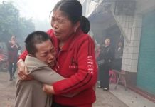 6歲被拐賣…37年後回家 中年男跪吃「媽媽煮的菜」 劉濤跪著和媽媽相擁。圖/封面新聞