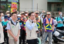 登革熱疫情恐因國慶連假升溫,黃偉哲噴藥被批作秀「這麼回」 台南市長黃偉哲與疾管署副署長羅一鈞近日積極巡查孳清登革病媒蚊工作。圖/黃偉哲臉書