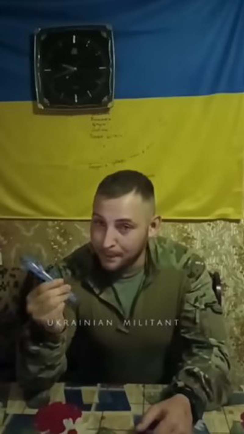影片中一名烏克蘭軍人似乎在捉弄俄國斯坦克製造商員工。圖／翻攝自Militarnyi Videonews YouTube