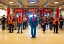 台中烏日無極武恩聖宮迎請松山慈惠堂王母娘娘金身鎮殿 台中無極武恩聖宮主委潘學恩率領眾善信敬拜台北松山慈惠堂王母娘娘。圖/陳建維提供