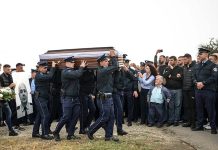 科塞緊張升溫 北約向科索沃增派數百英軍維和 上月底,塞爾維亞與科索沃的衝突,導致科索沃一名警員身亡,總理庫爾蒂親自出席他的葬禮。圖/取自Albin Kurti臉書