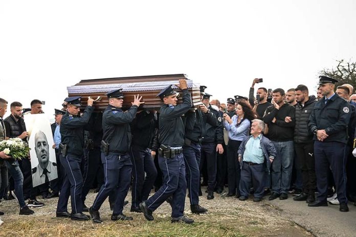 上月底，塞爾維亞與科索沃的衝突，導致科索沃一名警員身亡，總理庫爾蒂親自出席他的葬禮。圖／取自Albin Kurti臉書