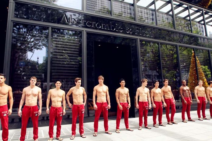 傑佛瑞斯任期間，A&F以大批半裸肌肉猛男當宣傳賣點，圖為2011年A&F新加坡旗艦店開幕，找來各國猛男站台造勢。圖／取自A&F臉書