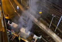 宛如末日場景 義大利巴士衝護欄墜橋21死 義大利威尼斯一輛載滿觀光客的巴士,從高架橋墜落爆炸,造成21死18傷。圖/取自Luigi Brugnaro@LuigiBrugnaro/X