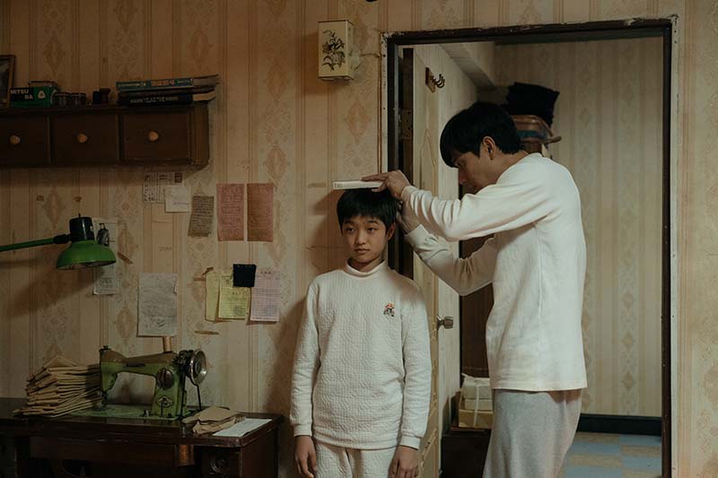演員劉冠廷（右）和童星白潤音（左）在電影《老狐狸》飾演父子檔。圖／取自華映娛樂臉書