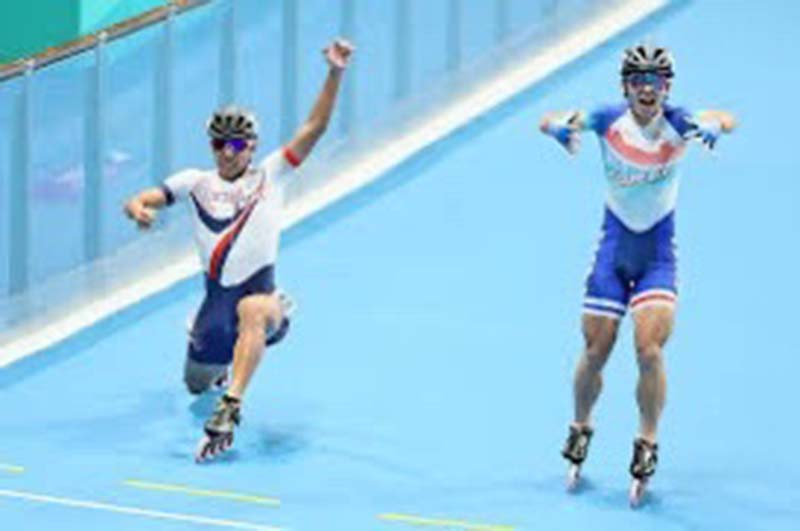 中華隊在競速溜冰男子3000公尺接力項目中，靠著黃玉霖（左）的神來一腳奪金。圖／中華奧會提供