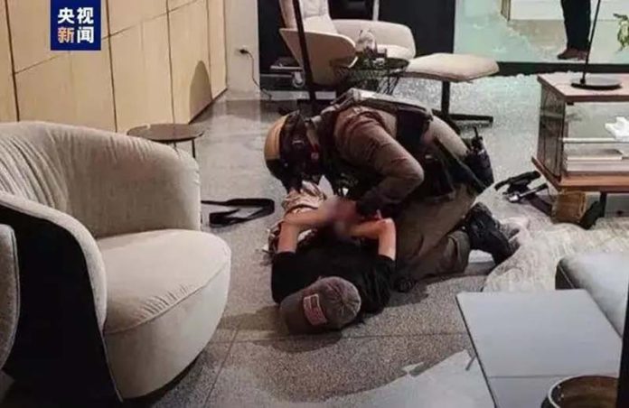 曼谷商場槍擊案，一名14歲的青少年嫌犯在百貨大樓3樓遭警方制伏。圖／央視新聞