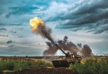 北約官員警告:西方盟國援烏彈藥已見底 北約官員警告,西方國家已沒足夠彈藥供應烏克蘭。圖為烏克蘭第53獨立機械化旅砲兵進行射擊任務。圖/取自烏克蘭國防部Міністерство оборони України臉書