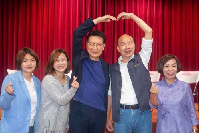 趙少康（左三）發起「戰鬥藍再動員 國民黨要過半」活動，邀韓國瑜（右二）與侯友宜同台。圖／取自韓國瑜臉書