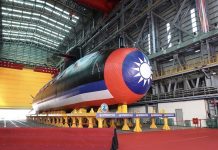 潛艦2顧問公司都沒能力!前艦長:顧問自承資歷全造假 首艘國造自製潛艦「海鯤號」9月28日下水,黃征輝說,兩家顧問管理公司都沒能力,「現在做到的,台船自力就可做到。」圖/引自國防部臉書