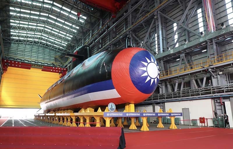 首艘國造自製潛艦「海鯤號」9月28日下水，黃征輝說，兩家顧問管理公司都沒能力，「現在做到的，台船自力就可做到。」圖／引自國防部臉書