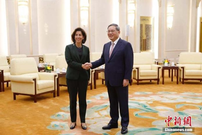 美國商務部長雷蒙多訪中期間，與中國國務院總理李強會面。圖／取自中新社