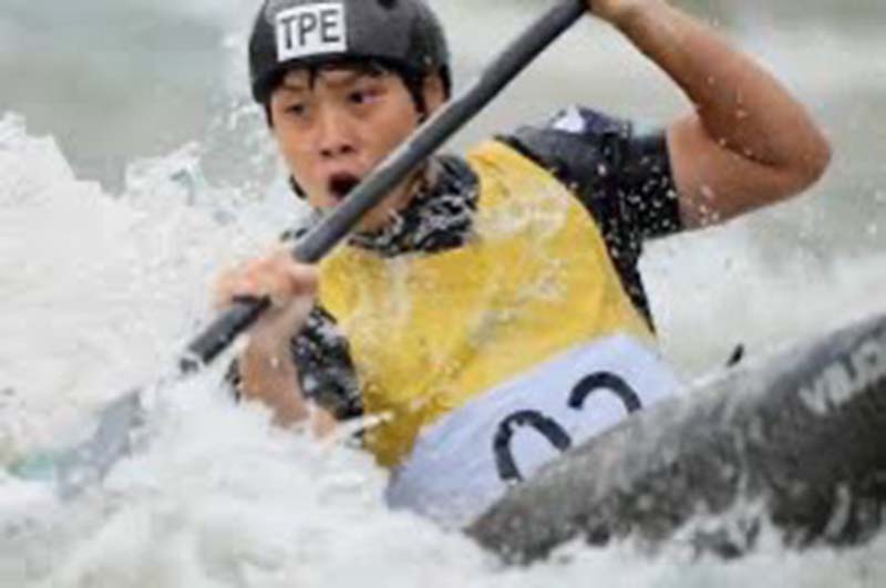 台灣輕艇選手張筑涵6日在杭州亞運女子激流標竿決賽擊敗中國，奪下金牌。圖／中華奧會提供