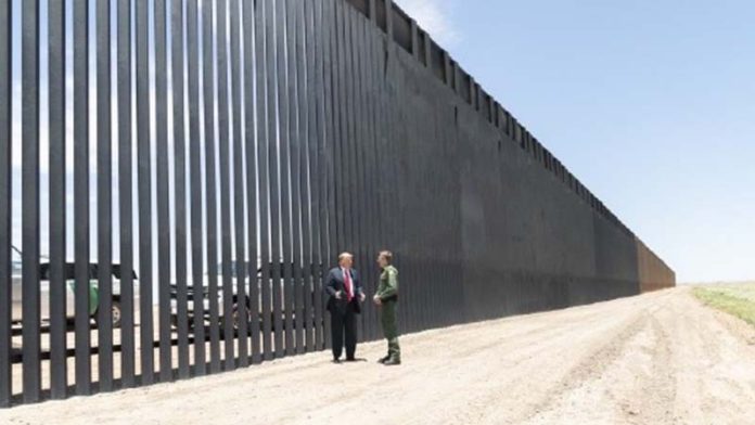 美國總統拜登過去反對築牆，如今因非法移民壓力劇增又準備築牆，圖為川普時期在美墨邊境的築牆計畫。圖／引自鳳凰網