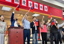 蔣萬安挺侯友宜 有能力處理國際關係及兩岸問題 國民黨總統參選人侯友宜與台北市長蔣萬安一同參加台北市信義區西村里國慶晚會。圖/引自戴錫欽臉書