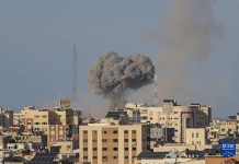 以色列開戰>以巴衝突升級 以軍不斷空襲加薩地區 以色列持續對巴勒斯坦的加薩地區進行報復性空襲。圖/新華社