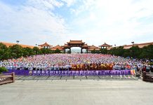 5大洲佛光人回家 永續人間佛教 2023國際佛光會世界會員代表大會」有來自近50個國家地區約2500人參加, 10月8日早在佛光山「如來一代時教廣場」大合照,佛光人揮舞旗幟並歡呼「行三好、世界更美好!」等口號,歡喜之情溢於言表。圖/佛光山