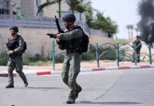 情報失誤南北夾擊突襲 50年的一幕重現以色列? 這是10月8日在以色列南部城鎮奧法基姆拍到的以軍士兵。圖/新華社