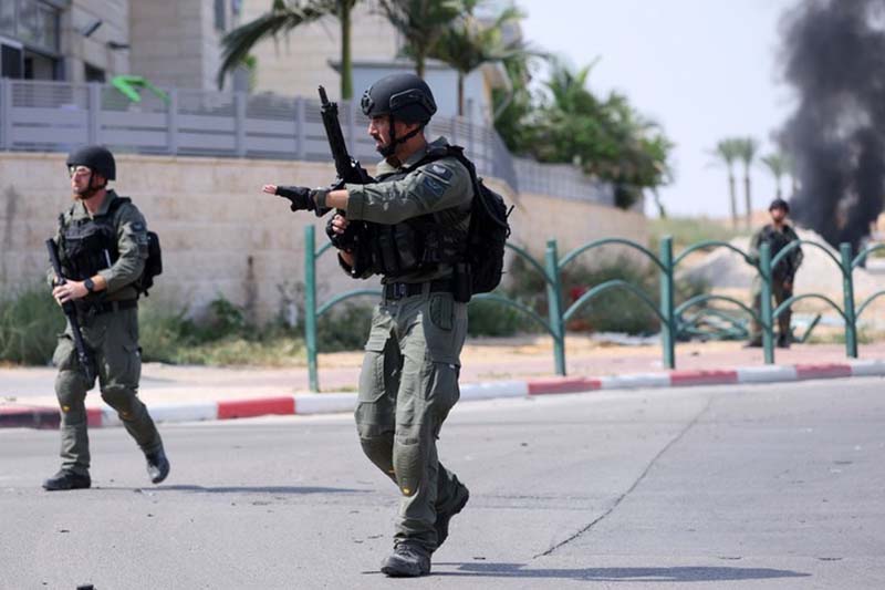這是10月8日在以色列南部城鎮奧法基姆拍到的以軍士兵。圖／新華社
