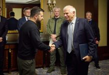 美國國會內鬥加劇 援烏「政治化」 歐盟憂心 烏克蘭總統澤倫斯基與前往基輔的歐盟外交政策負責人博雷爾握手交談。圖/取自澤倫斯基臉書