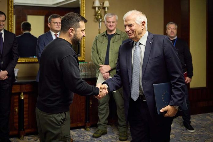 烏克蘭總統澤倫斯基與前往基輔的歐盟外交政策負責人博雷爾握手交談。圖／取自澤倫斯基臉書