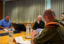 以色列鐵穹失效給台灣的啟示 軍事專家這麼說 以色列國防部長加蘭開會商討反擊哈瑪斯計畫。圖/以色列國防部官網