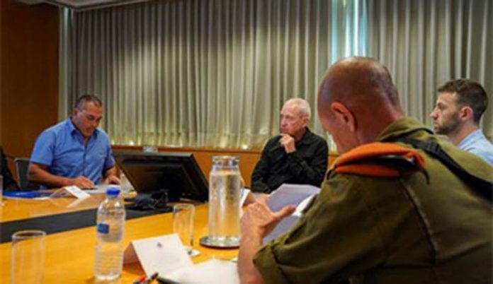 以色列國防部長加蘭開會商討反擊哈瑪斯計畫。圖／以色列國防部官網