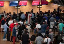 台人困以色列求助 外館竟回「自己訂機票」? 外交部回應 台人在台拉維夫機場請外館協助改機票,外館回應「自己訂機票」遭網友轟。外交部則解釋,訂機票涉個資,需本人親自處理。圖/引自網易