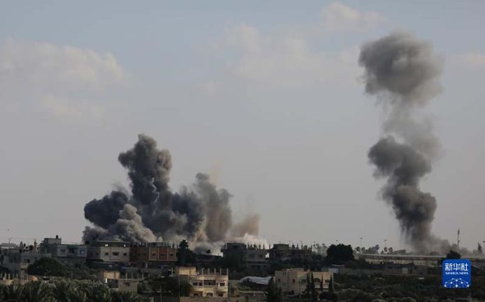 10日在加薩南部城市拉法，以色列空襲後當地升起濃煙。圖／取自新華社