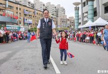 張善政罕見怒了! 金句連發:民進黨最會網軍治國 桃園市長張善政10日在市府廣場舉行升旗典禮,開心牽著小朋友的手,隔天就遭民進黨市議員炮火洗禮。圖/引自張善政臉書