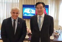 推動停火止暴 陸與巴勒斯坦通話 透過和談建巴勒斯坦國 中共外交部中東問題特使翟雋(右)呼籲以巴停火談判,圖為去年3月翟雋訪以色列,與以色列外長拉皮德會面。圖/新浪網