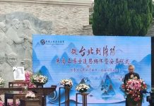 朱高正魂歸河洛 骨灰葬河南洛陽鳳凰山 朱高正靈骨安葬儀式10日在洛陽鳳凰山舉行。 來自兩岸三地社會各界人士,朱老生前學生、好友200餘人參加。圖/引自微博