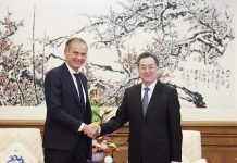 歐盟調查大陸電動車之際 歐盟高層訪北京丁薛祥會見福斯汽車高層 大陸國務院副總理丁薛祥11日在北京會見德國大眾(福斯)汽車集團管理董事會主席奧博穆。圖/新華社
