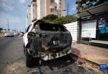 以色列航機增班載回更多預備役軍人 在以色列南部城市亞實基倫(Ashkelon),9日街上一輛汽車遭到火箭彈破壞。圖/新華網