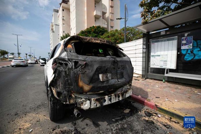 在以色列南部城市亞實基倫（Ashkelon），9日街上一輛汽車遭到火箭彈破壞。圖／新華網