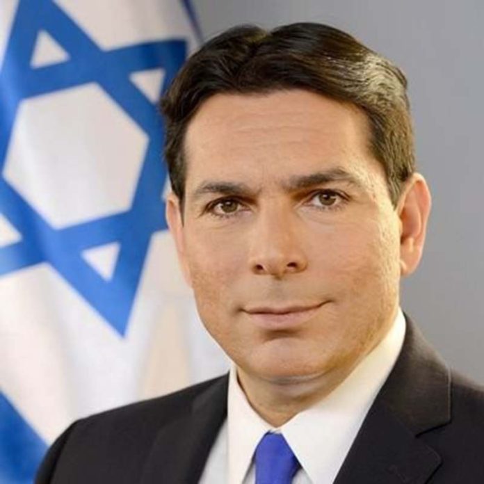 2019年,時任以色列駐聯合國代表丹尼·丹儂（Danny Danon）舉著《聖經》宣稱,猶太人擁有目前以色列的領土。圖／丹儂推特