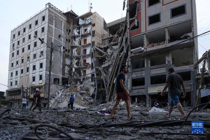 圖為以色列空襲加薩後的建物廢墟。圖／取自新華社