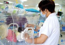 大陸人口61年來首度負成長 大陸醫護人員照顧新生兒。圖/新華網資料照