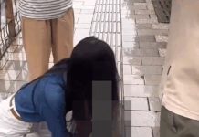 「女子雨天跪地救人」刷屏 網友:動作俐落很專業 醫院副護士長何梅潔在地下為老人進行CPR,感動不少網友。圖/引自人民網