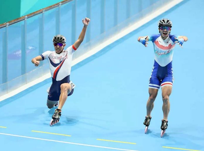 黃玉霖（左）率先壓線，逆轉贏得杭州亞運競速滑輪溜冰男子3000公尺金牌。圖／中華奧會提供