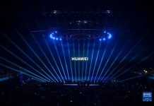 美研擬新措施堵漏洞 阻中企海外獲AI晶片 華為9月開賣新旗艦機Mate 60 Pro,被認為是華為突破美國封鎖。圖為華為秋季新品發表會。圖/取自新華社