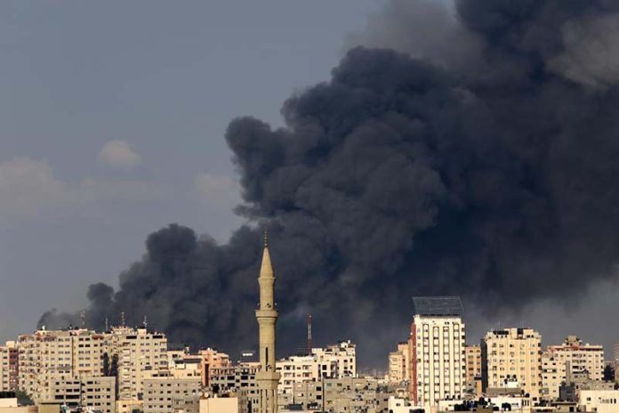 加薩市遭以色列空襲後升起濃煙。圖／新華網