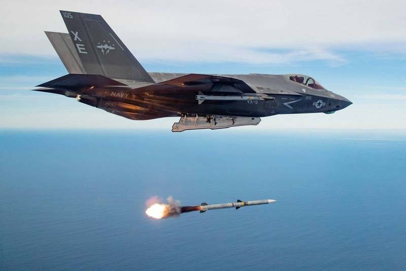 F-35C發射AIM-120先進中程空對空飛彈。圖／取自美國海軍官網